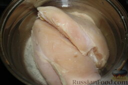Салат с курицей и пекинской капустой: Для начала отварим куриные грудки до готовности. Займет это минут 15.