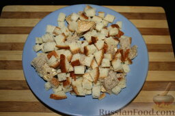 Салат с курицей и пекинской капустой: Нарежем хлеб либо батон на небольшие кубики. Можно взять черствый хлеб.  Поставим разогреваться духовку до 180-200 градусов.
