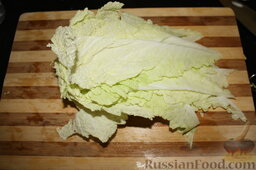 Салат с курицей и пекинской капустой: Срежем белую грубую часть с листов. Оставим только зеленые листики.