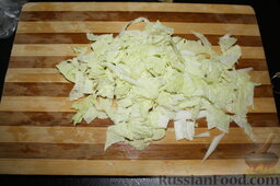 Салат с курицей и пекинской капустой: Нарежем листья на прямоугольники.