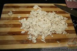 Салат с курицей и пекинской капустой: Когда курица будет готова и немного остынет, приступим к нарезке. Можно просто порвать на волокна, но предпочтительнее нарезать мелким кубиком.