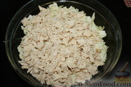 Салат с курицей и пекинской капустой: Выкладываем нарезаную капусту и курицу в емкость для подачи.