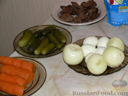 Салат слоёный "Печёнкин": Подготовить продукты. Печень отварить в подсоленной воде минут 20-25. Морковь и яйца сварить и почистить.