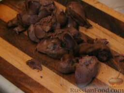 Салат слоёный "Печёнкин": Печень мелко нарезать или натереть на крупной терке.