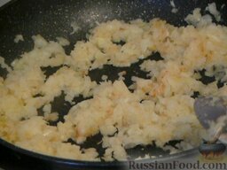 Салат слоёный "Печёнкин": Репчатый лук нарезать мелким кубиком и обжарить на растительном масле до золотистого цвета. Остудить.