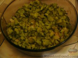 Салат слоёный "Печёнкин": Третий слой — огурчики маринованные (1/2 порции).