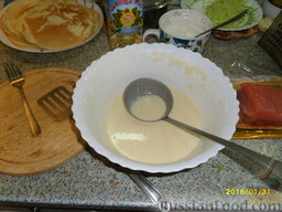 Блинчики с семгой "Золотая рыбка": Замешиваем тесто для блинчиков. Замесить тесто по консистенции жидкой сметаны!   Печем тонкие блины, можно сразу на 2-х сковородках, получается быстрее.