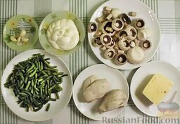 Салат с куриной грудкой, зеленой фасолью, сыром и грибами: Сначала отвариваю фасоль. Затем в этой же воде отвариваю куриную грудку.