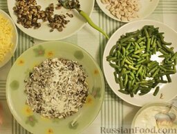 Салат с куриной грудкой, зеленой фасолью, сыром и грибами: Следующий слой - шампиньоны.