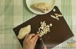 Салат с куриной грудкой, зеленой фасолью, сыром и грибами: Нарезаю мелко курочку.