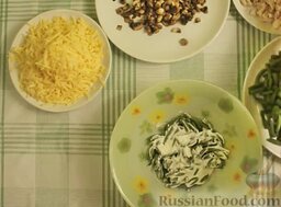 Салат с куриной грудкой, зеленой фасолью, сыром и грибами: Приступаем к выкладыванию салата слоями.   Сначала - зеленая фасоль.