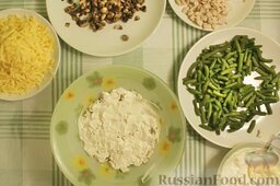 Салат с куриной грудкой, зеленой фасолью, сыром и грибами: Каждый слой промазываем смесью чеснока с майонезом.