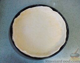Быстрый пирог с курицей и картофелем: Форму (у меня – большая сковорода) смазать растительным маслом. Отдохнувшее тесто разделить на две части – большую и малую. Большую часть раскатать – это будет основа пирога. Толщина теста – 5-7 мм. Аккуратно выложить основу в форму.