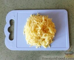 Быстрый пирог с курицей и картофелем: Картофель либо нарезать тонкими ломтиками, либо натереть на крупной тёрке. Мне проще натереть.