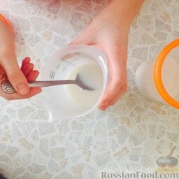 Рулет "Баунти": Молоко подогреть, растворить в нем сахар и ванилин.