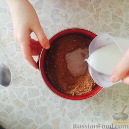 Рулет "Баунти": Добавить молоко к печенью.