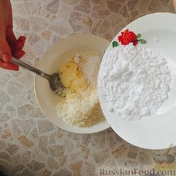 Рулет "Баунти": Соединить размягченное масло, сахарную пудру и кокосовую стружку.