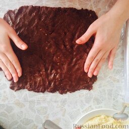 Рулет "Баунти": Руками (слегка смачивая руки водой) равномерно распределить шоколадную массу в форме прямоугольника, толщиной 0,5-0,8 см.