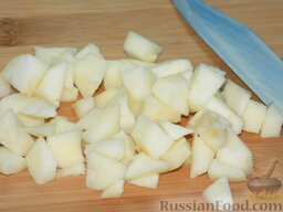 Фруктовый салат с шоколадом и взбитыми сливками: Снимем верхний слой у яблок. Лучше всего за яблоки приниматься в последнюю очередь, так как очищенные они быстро темнеют. Порубим небольшими кубиками.