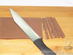 Фруктовый салат с шоколадом и взбитыми сливками: Шоколад должен быть чуть мягковатым, потому что в этом случае он очень легко режется ножом.