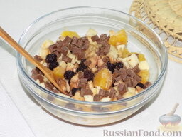 Фруктовый салат с шоколадом и взбитыми сливками: Добавим шоколад к фруктам.