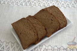 Бутерброды со шпротами: Нарезаем хлеб тонкими пластинками. Используем для изготовления бутербродов солодовый, бородинский или ржаной хлеб.