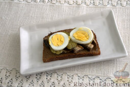 Бутерброды со шпротами: Последний шаг – добавление яиц.