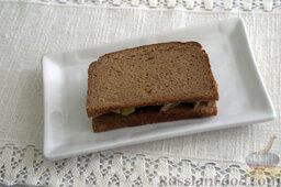 Бутерброды со шпротами: При желании накрываем бутерброд вторым кусочком ржаного хлеба.