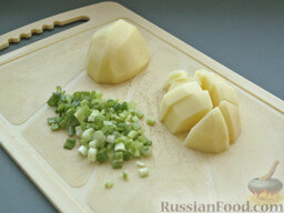Бутерброды "Сардельки в ажуре" на праздничный стол: Далее мелко порубить лук. Очистить и нарезать крупными кусками картофель.  Картошку поставить вариться. А лук сбрызнуть лимонным соком.