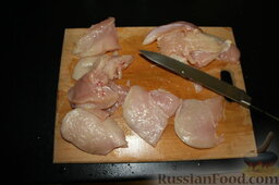 Шницель из курицы: Для начала нарежем грудки на слайсы. Я разрезала пополам грудку, а эти половинки - на слайсы. Должны получиться довольно тонкие и средние по размеру куски.