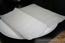 Шницель из курицы: Выкладываем на тарелку бумажное полотенце, чтобы оно впитало лишний жир. Туда же выкладываем поджаренные шницели.