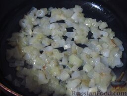 Макароны по-флотски в одной сковороде: В глубокой сковороде на растительном масле обжарьте лук до прозрачности.