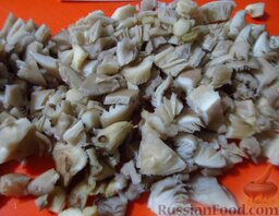 Макароны, запеченные с грибами: Грибы мелко порубите.