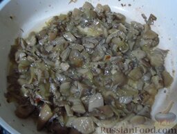 Макароны, запеченные с грибами: Потом добавьте еще 1 ложку оливкового масла и грибы, посолите, поперчите, жарьте еще несколько минут, до выкипания всей жидкости, которую дадут грибы.