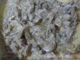 Макароны, запеченные с грибами: Грибной соус должен слегка загустеть.