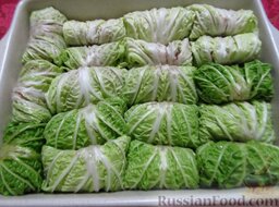 Голубцы из китайской капусты: Выложите голобцы в смазанную  растительным маслом форму.