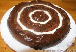 Шоколадный пирог: Растопить шоколад и залить им готовый пирог. Охладить пирог, чтобы шоколад застыл.  Смешать сметану с сахаром. Украсить пирог приготовленным белым кремом, чередуя его с шоколадом.