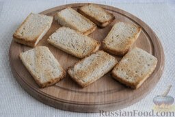 Бутерброды со шпротами и вялеными помидорами: Дайте время румяным кусочкам хлеба, чтобы остыли.