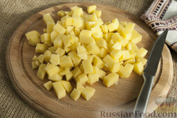 Солянка из свежей капусты: Почистите картофель и порубите его некрупными квадратами.