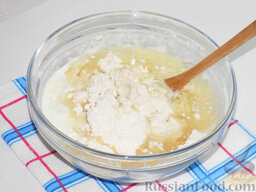 Заливной пирог с капустой и сыром: Добавим к муке сначала кефир. Туда же вольём и растительное масло (можно использовать любое, но без запаха).