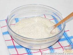 Заливной пирог с капустой и сыром: Ложкой замесим тесто. Как говорилось выше, оно получается достаточно жидким (как густая сметана).