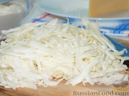 Заливной пирог с капустой и сыром: Нашинкуем сначала капусту, конечно же предварительно помыв ее.