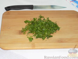 Заливной пирог с капустой и сыром: Затем измельчим зелень.