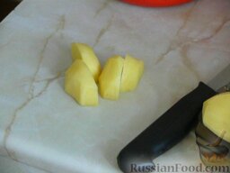 Суп с беконом и зеленой стручковой фасолью: Картофель нарезаем кубиком и отправляем его вариться в кипящую воду.