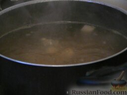 Суп с беконом и зеленой стручковой фасолью: Добавляем соль и специи по вкусу. Накрываем крышкой и варим около 20 минут.