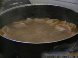 Суп с беконом и зеленой стручковой фасолью: Слегка обжаренный бекон отправляем в бульон к картофелю. Накрываем крышкой и варим еще 10 минут.