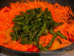 Суп с беконом и зеленой стручковой фасолью: К моркови отправляем нарезанный болгарский перец и фасоль. Перемешиваем.   Добавить измельченный чеснок. Обжарить овощи в течении 10 минут на медленном огне.