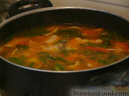 Суп с беконом и зеленой стручковой фасолью: Готовую обжарку отправить в суп. В конце по желанию добавить специи и соль при необходимости. Добавить лавровый лист.