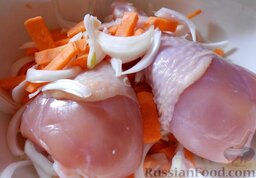 Курица в чайном маринаде, приготовленная в мультиварке: Поместите куриные голени в емкость с нарезанными овощами.