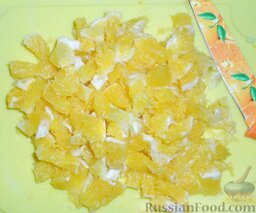 Салат из пекинской капусты, с апельсином, яблоком, орехами: Очистите от кожуры апельсин и нарежьте квадратиками.